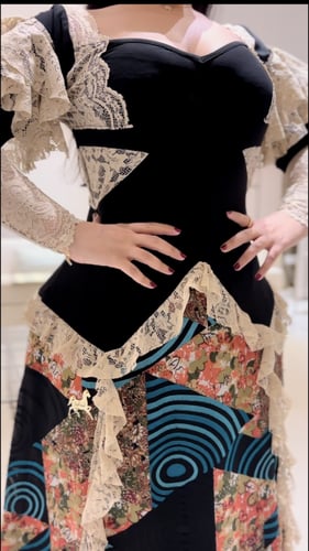 فستان صدر سترتش مع شيفون مبطن ودانتيل