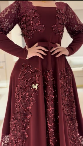 فستان سترتش كريب كلوش اللون عنابي