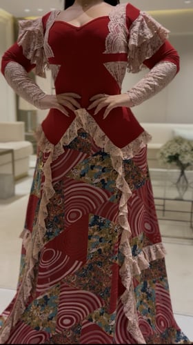 فستان صدر سترتش مع شيفون مبطن ودانتيل