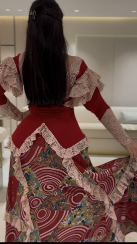 فستان صدر سترتش مع شيفون مبطن ودانتيل