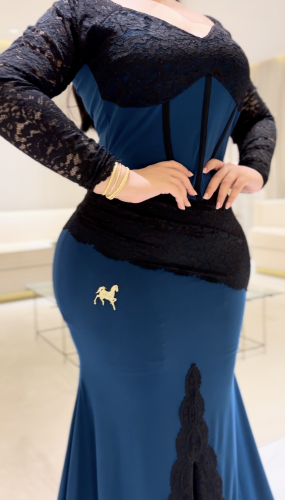 فستان سترتش مع دانتيل اسود مفصص