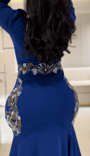 فستان سترتش كريب تطريز مع كرستال اللون ازرق