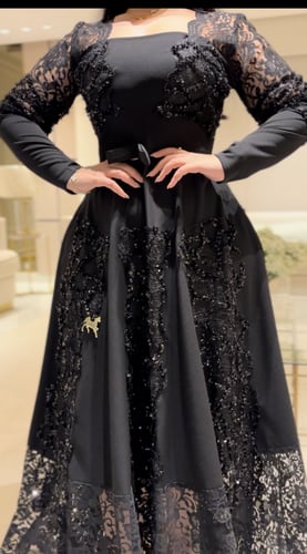 فستان سترتش كريب كلوش اللون اسود