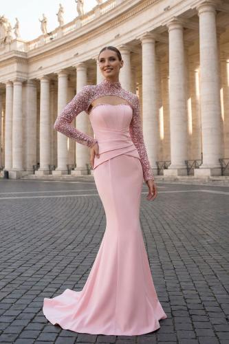 فستان سهرة وردي مطرز بأكمام طويلة وتصميم فاخر