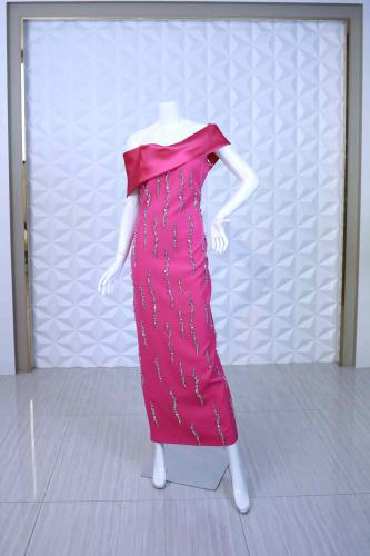 فستان سهرة فوشيا بكتف مكشوف مطرز