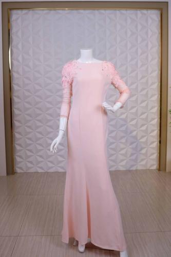 فستان سهرة وردي بأكمام شفافة