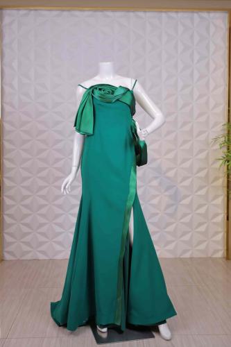 فستان سهرة أخضر بتفصيلة وردة ناعمة