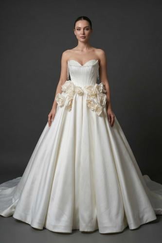 فستان زفاف أبيض منفوش بتفاصيل ورود