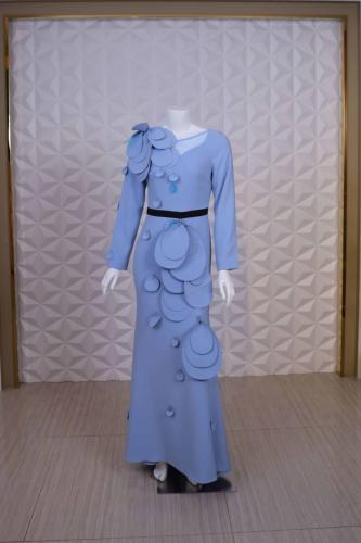 فستان سماوي بتفاصيل فنية