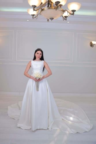 فستان زفاف أبيض كلاسيكي بذيل طويل