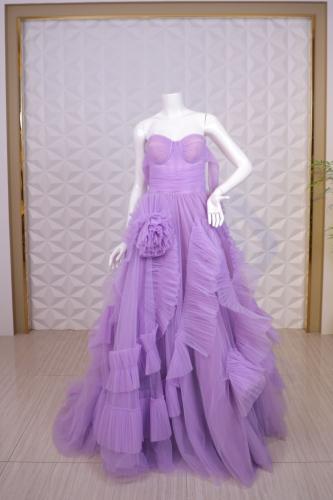 فستان بنفسجي بكسرات تول وزهرة عند الخصر