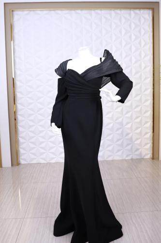 فستان سهرة أسود بإطلالة ملكية