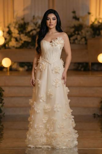 فستان سهرة عاجي مزين بورود ثلاثية الأبعاد