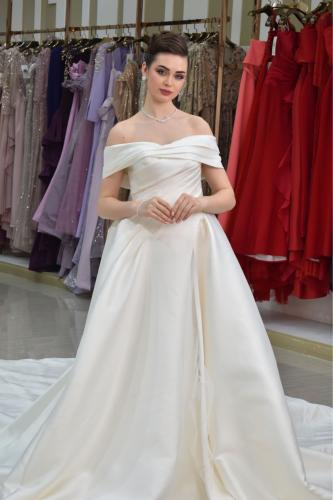 فستان زفاف أوف وايت ناعم بأكتاف ساقطة