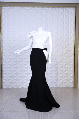 فستان سهرة ابيض واسود طويل بكتف واحد