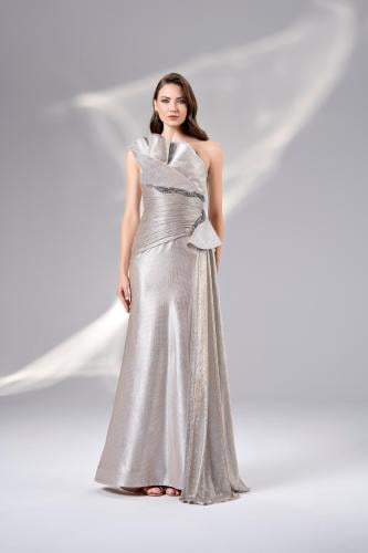 فستان سهرة فضي بأكتاف مكشوفة