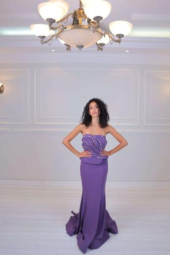 فستان سهرة بنفسجي ضيق مطرز بخطوط براقة