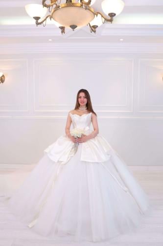 فستان زفاف أبيض منفوش مطرز بتفاصيل فاخرة