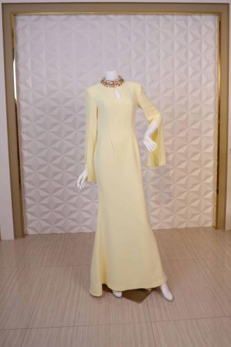 فستان سهرة أصفر بأكمام واسعة مطرزة