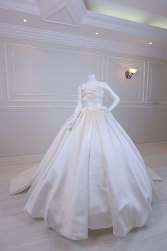 فستان زفاف أبيض منفوش ملكي فاخر