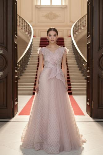 فستان سهرة وردي ملكي بتفاصيل تطريز ناعمة