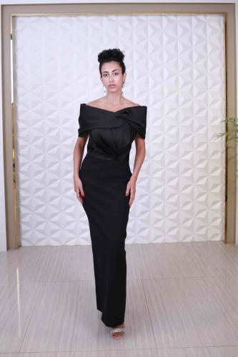 فستان سهرة أسود بأكتاف مكشوفة