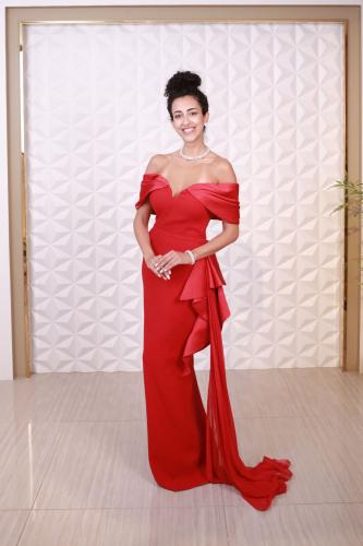 فستان سهرة أحمر مكشوف الأكتاف