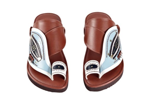 حذاء شرقي مطرز بني مع سماوي