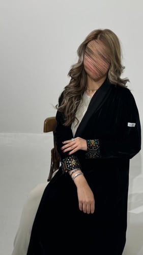 مخمل مع اكمام سواره ملونه