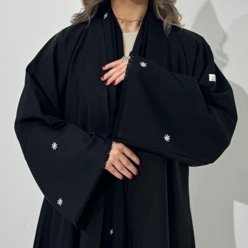 كتان مع اكمام مطرزه وهدب