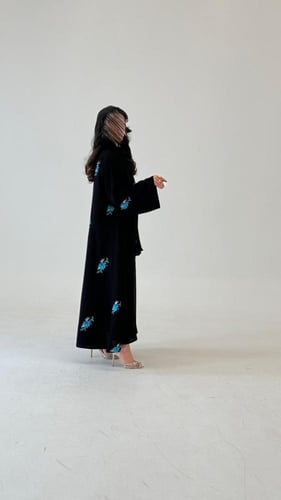 كريب ملكي مطرز ورد أزرق