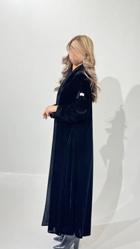 مخمل مع اكمام مطرزه ريش
