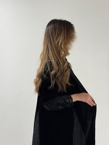 مخمل اسود مع كسرات مخمل شيفون