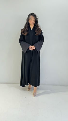 كريب ملكي مع أكمام مطرزة ورد أسود