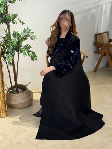 بليزر شامواه اسود مع أكمام مخمل كحلي