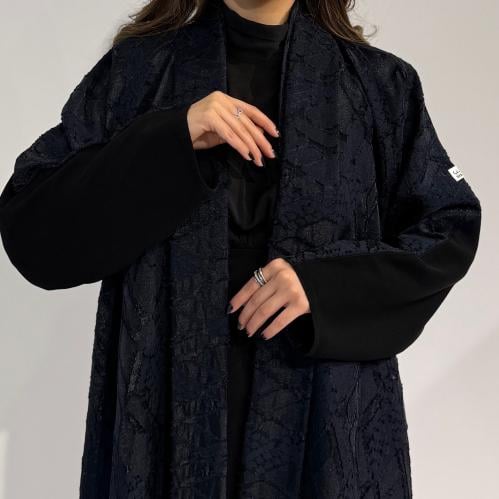 جاكار كحلي مع ملكي من الخلف