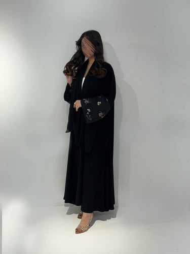 كريب ملكي مع أكمام مطرزه ورد ملون