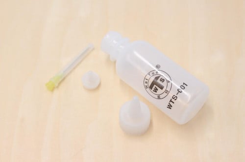 عبوه بلاستيك مع إبرة للرسم البارز