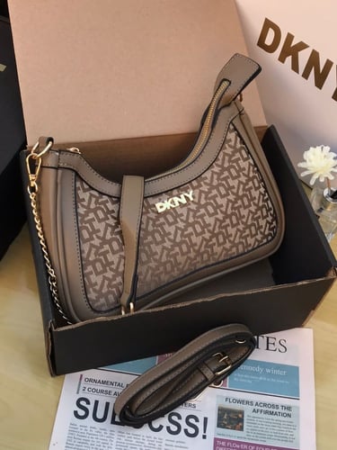 شنطة نسائية DKNY