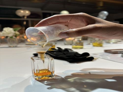 Tote + perfume 25 Aug 2:30-4:30