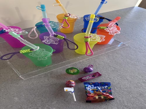 كوب ملون مع ميدالية