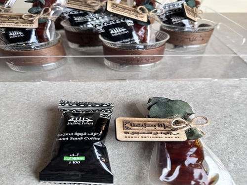 كوب قهوة سعودية و تمر