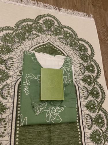 طقم شرشف وسجادة ومصحف