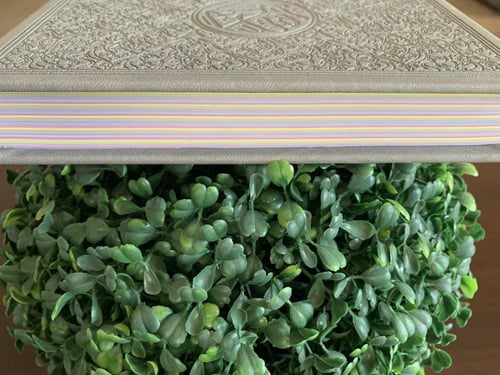 مصحف رمادي مع باركود