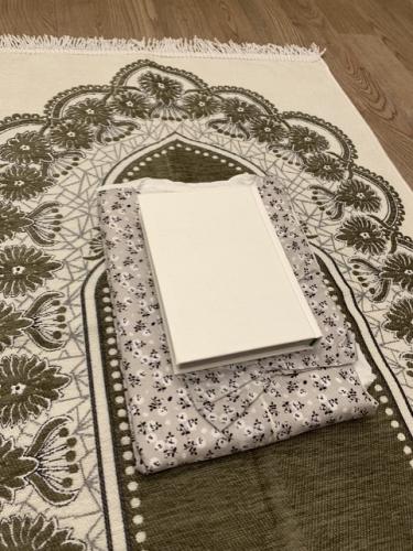 طقم شرشف وسجادة ومصحف