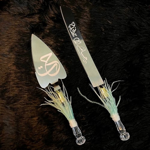 طقم ملكة مع تنسيق الريش