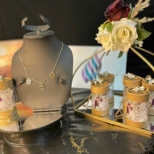 سلسال تصميم شانيل مع علبة بتصميم العروسين