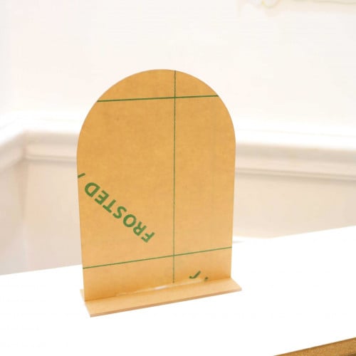 استاند اكريلك مقوس مع القاعدة تم تصميم حسب الطلب