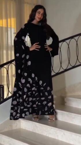 فستان سهرة بأكمام وورد ليزر انيق