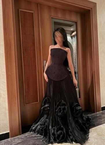 فستان سهرة أسود ملكي بتطريز يدوي وكسرات بليسيه